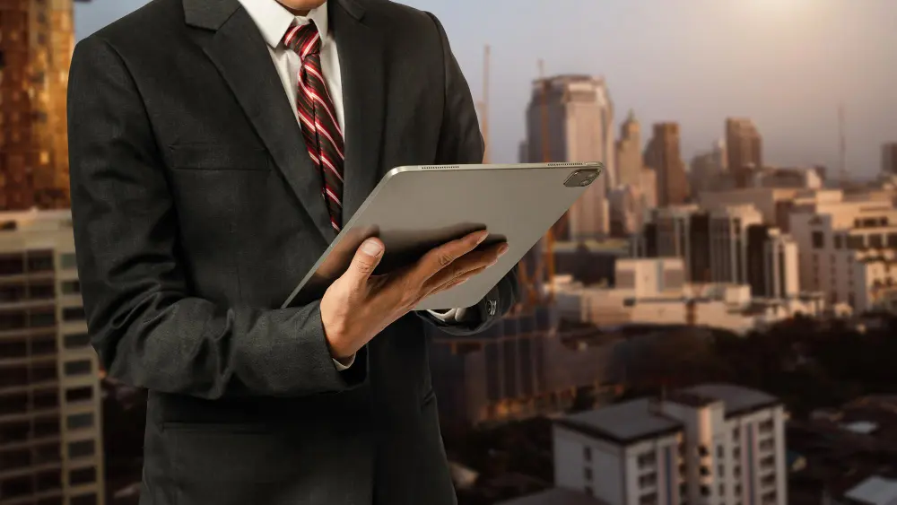 Tablette portföy bilgilerini inceleyen danışman
