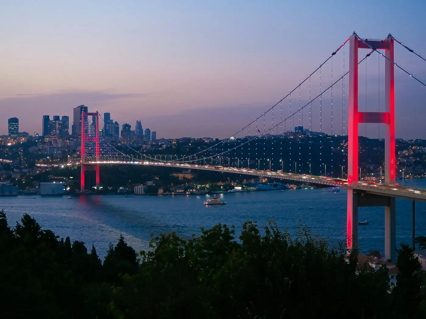 Gün batımında İstanbul Boğazı ve köprü