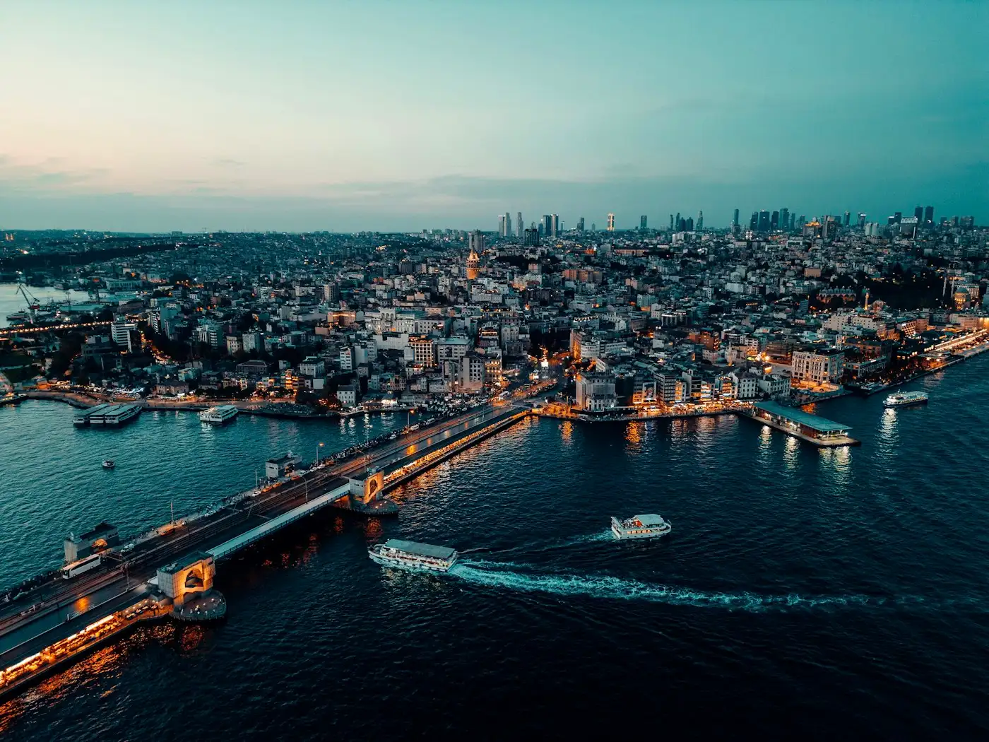 Kıyı boyunca uzanan şehir, havadan görünüm