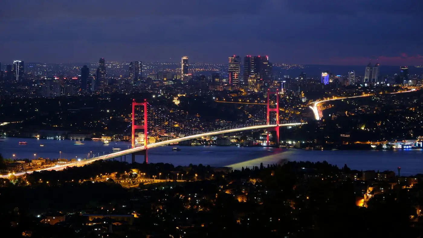 Gece ışıklarıyla İstanbul Boğazı